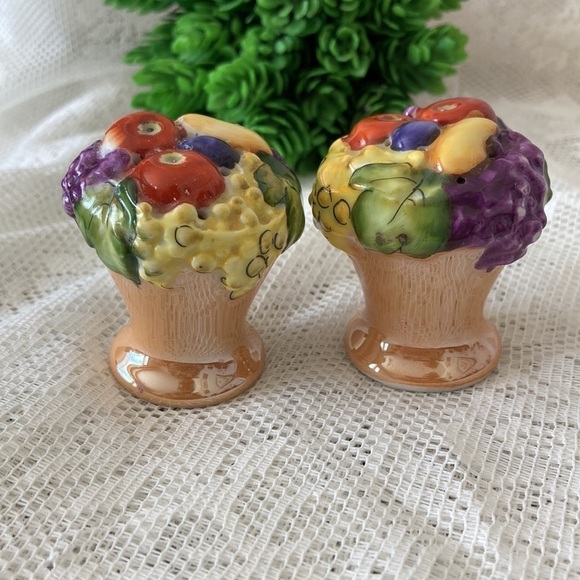 Vintage Porcelain Basket of Fruit -Peach Lusterware Salt & Pepper Set -JAPAN - Picture 5 of 7